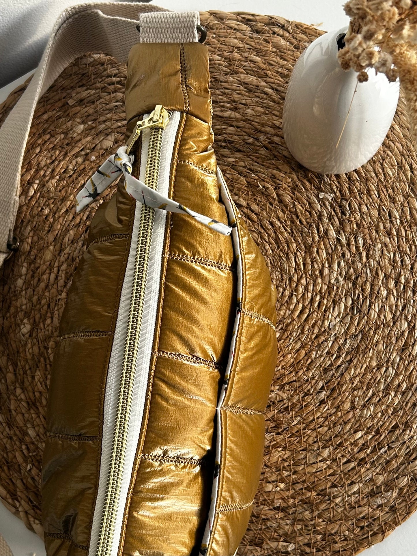 Banane matelassée dorée