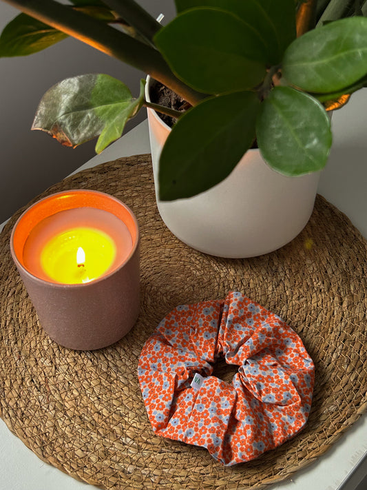 Scrunchie à fleurs oranges
