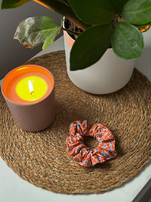 Scrunchie à fleurs oranges