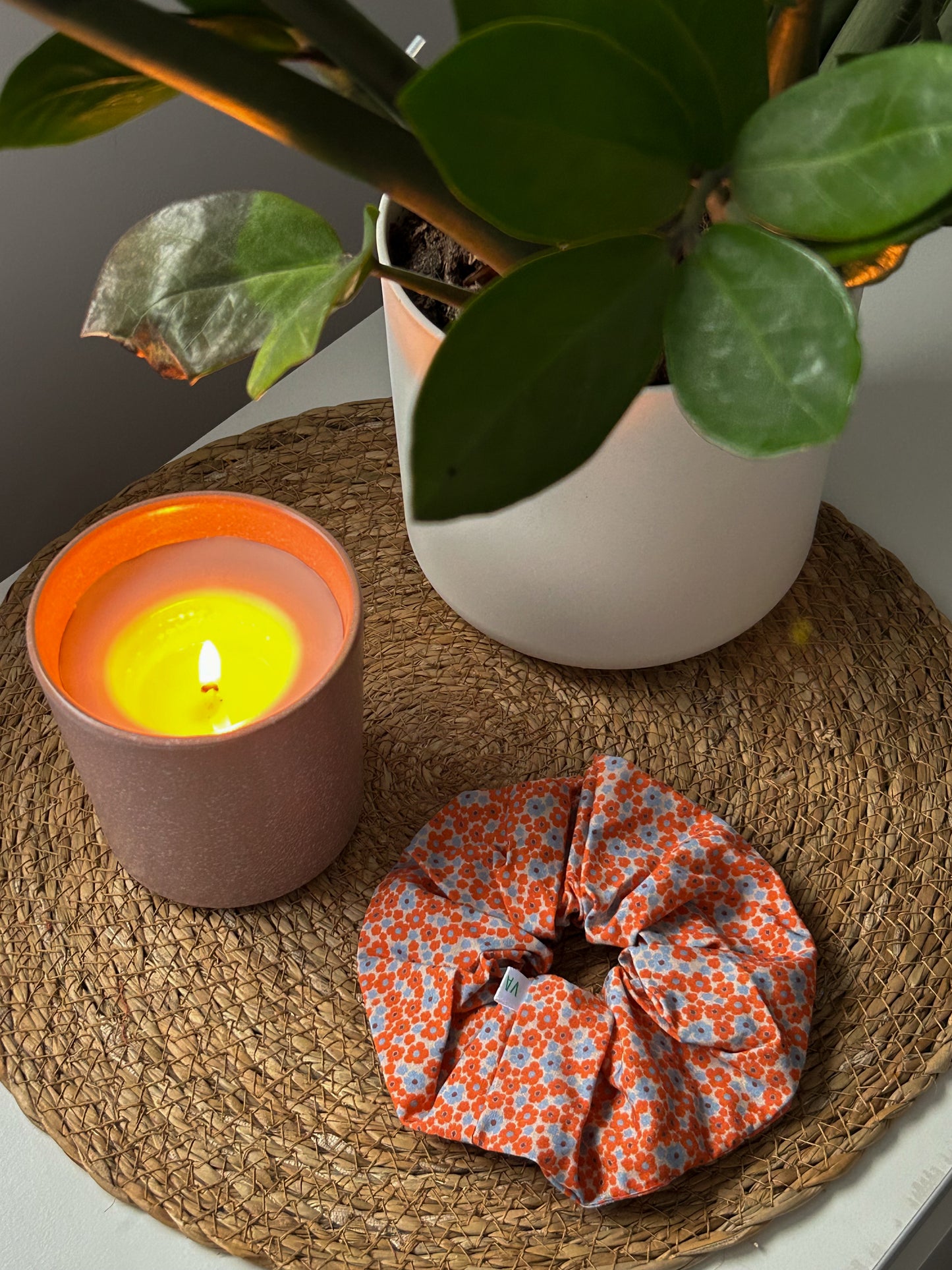 Scrunchie à fleurs oranges